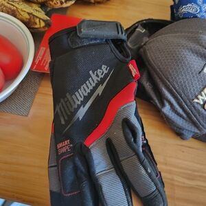 Milwaukee Black and Red Work Gloves